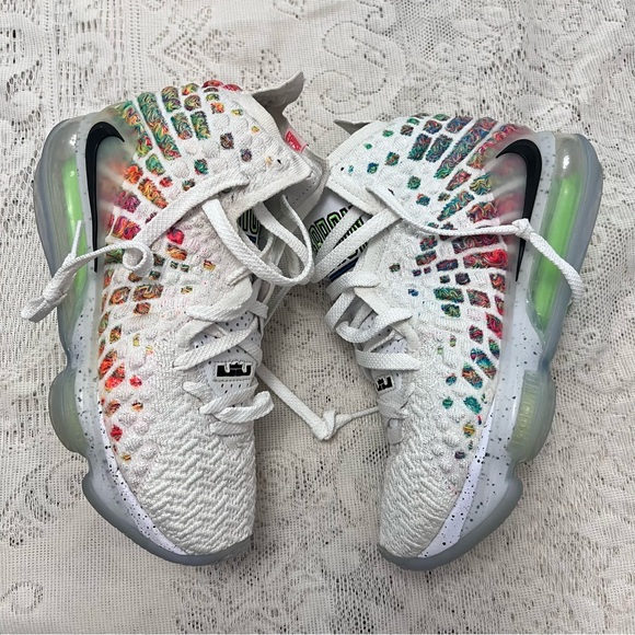 Nike Lebron James shoes - Picture 4 of 7